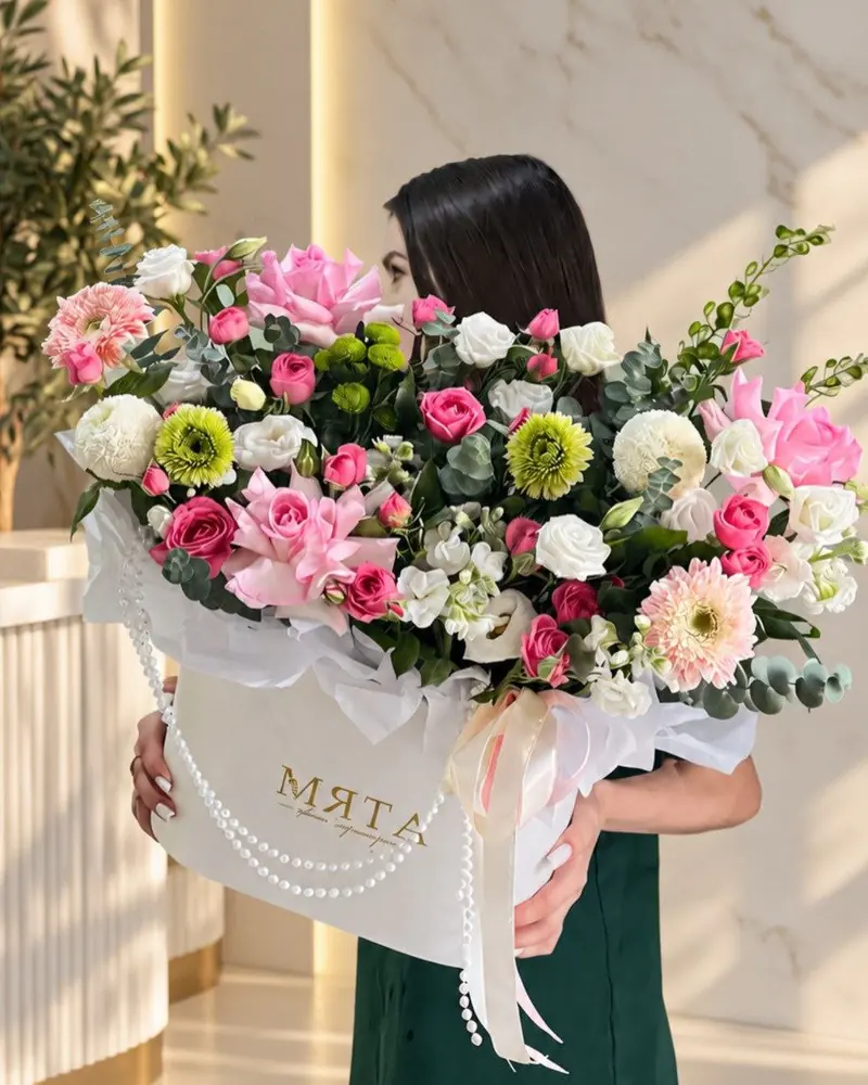 Коробка с цветами и фирменной лентой «Мята»