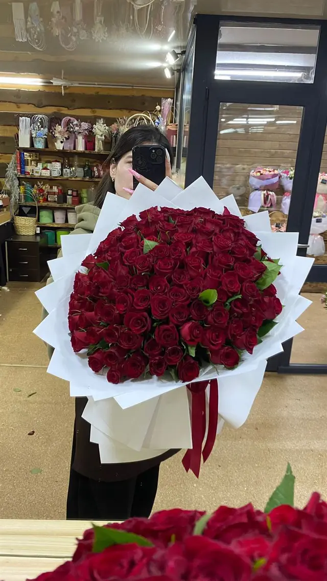 Букет бордовых роз в магазине