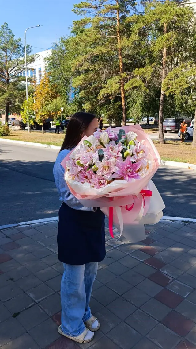 Букет с лилиями в розовой упаковке