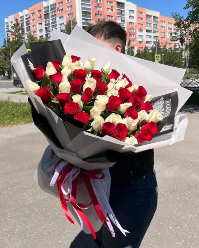 Красно-белые розы